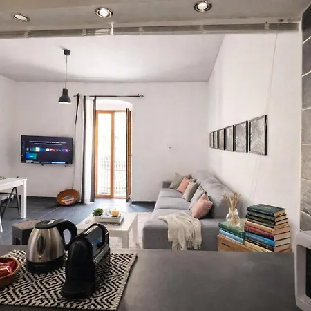 Historic Center Gem Free Parking 10m Semesterbostad